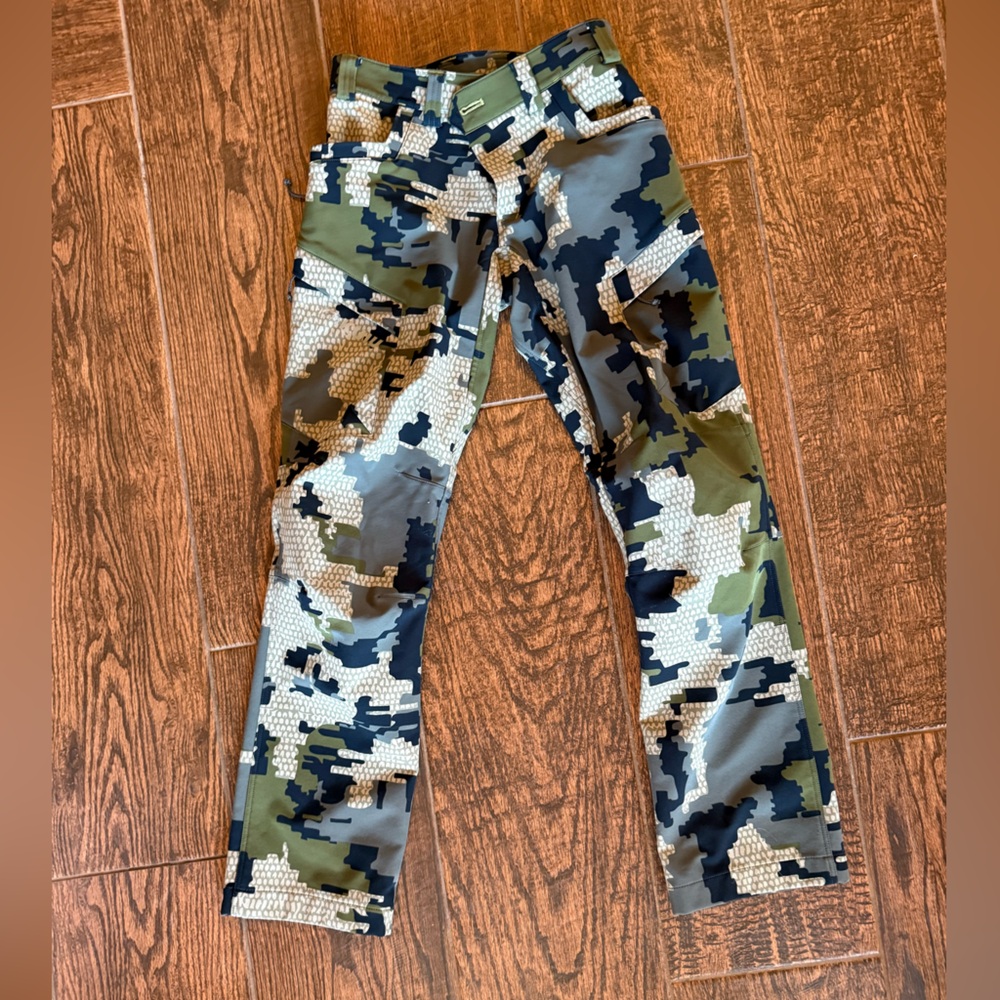 KUIU Attack Pants. Size 28 Regular. New. Minimal use. Color Verde
